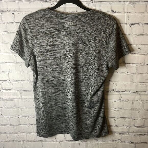 👕 Women’s Under Armour V-Neck Tee - Size Medium - Picture 4 of 4